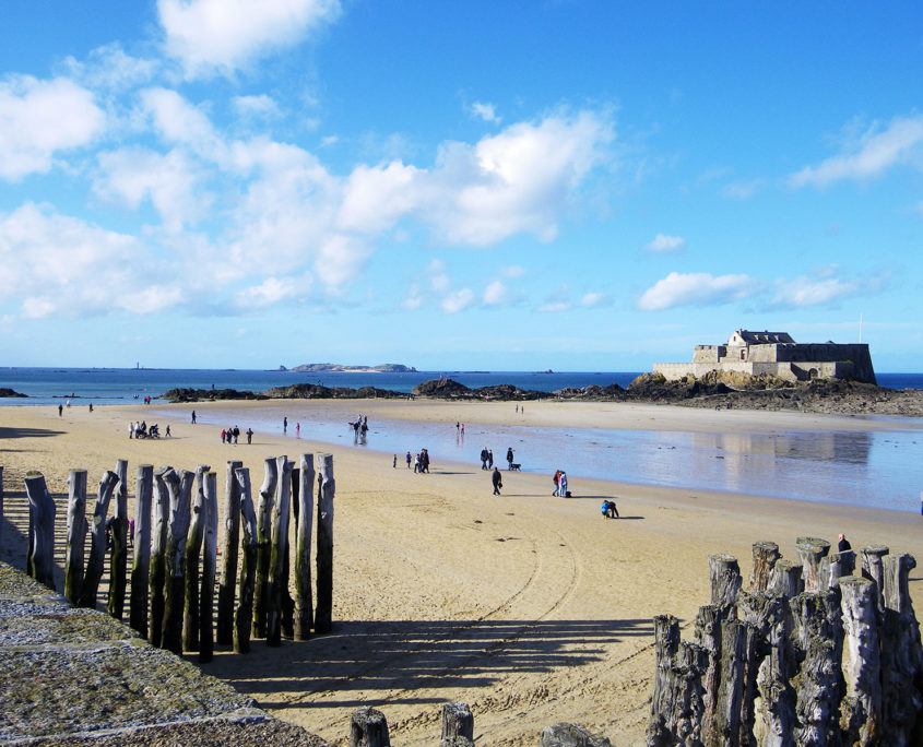 Promeneurs devant le fort national de Saint-Malo