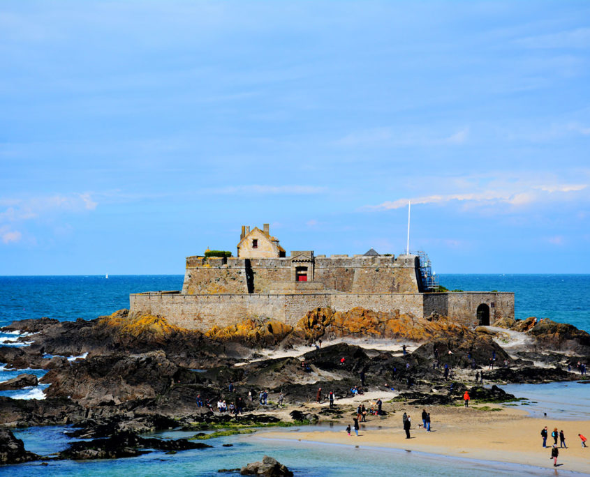 Le fort national Vauban à Saint-Malo à marée basse