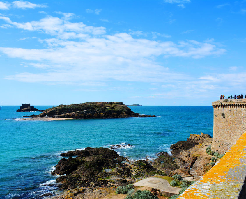 Vue sur le Grand Bé depuis les remparts de Saint-Malo