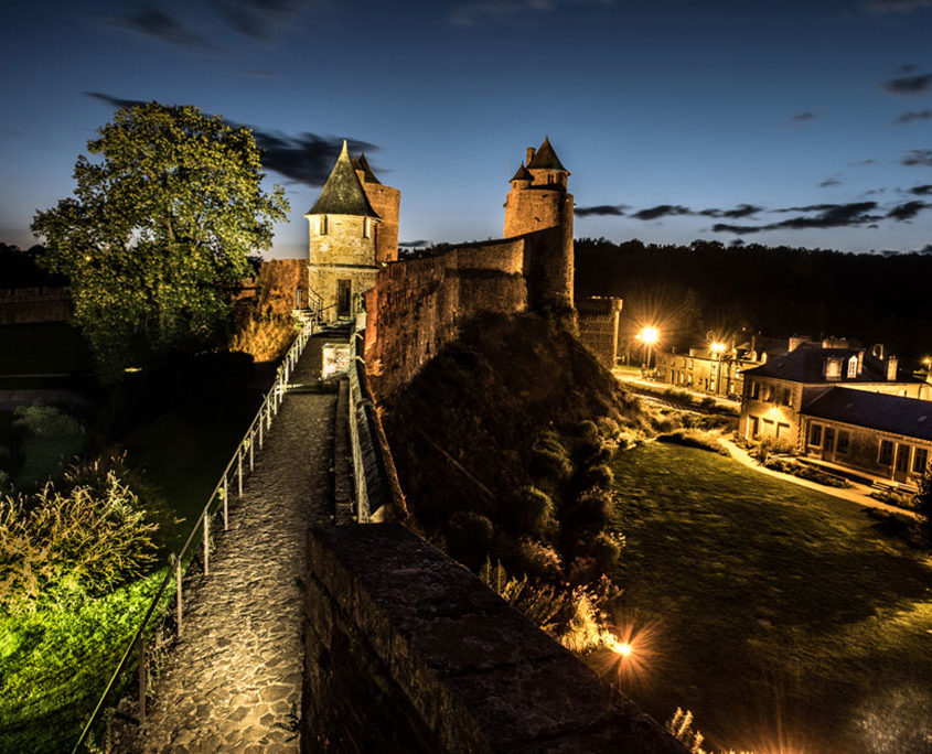 Le château de Fougères illuminé la nuit