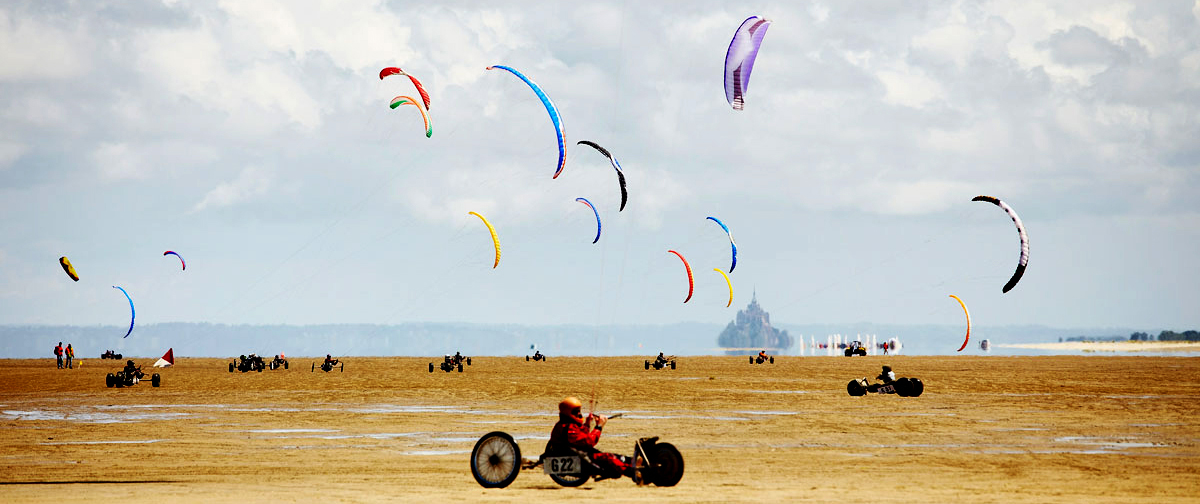 Kitesurf sur la plage face au Mont-Saint-Michel