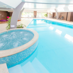 Le spa avec piscine et jacuzzi