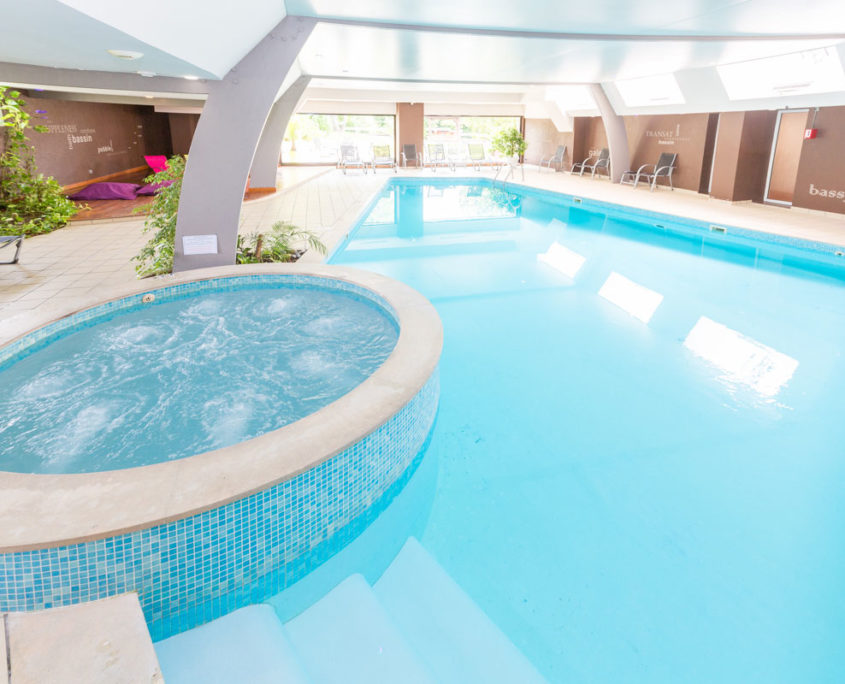 Le spa avec piscine et jacuzzi