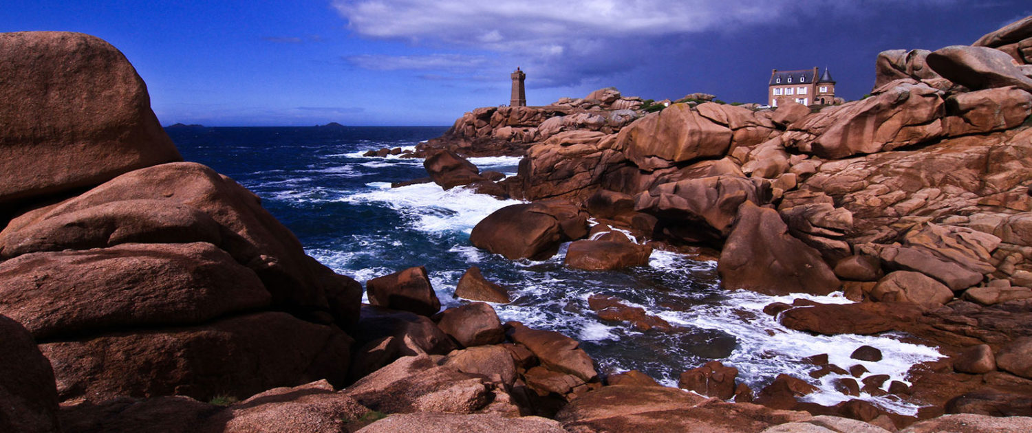 Le phare de Ploumanac'h ou de Mean Ruz sur le sentier des douaniers