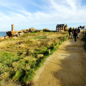 Balade sur le sentier des douaniers avec le phare de Ploumanac'h