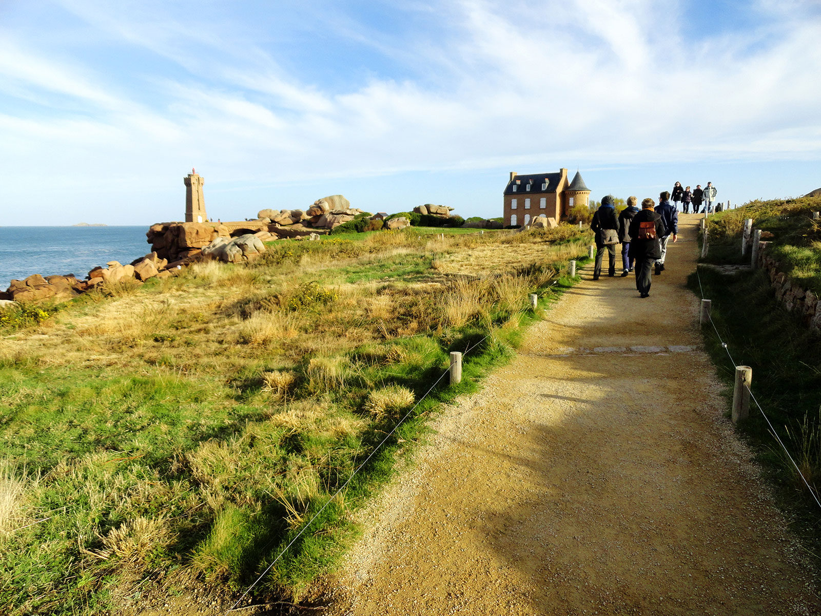 Balade sur le sentier des douaniers avec le phare de Ploumanac'h