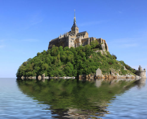 Le Mont-Saint-Michel entouré par les eaux lors des grandes marées