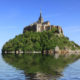 Le Mont-Saint-Michel entouré par les eaux lors des grandes marées