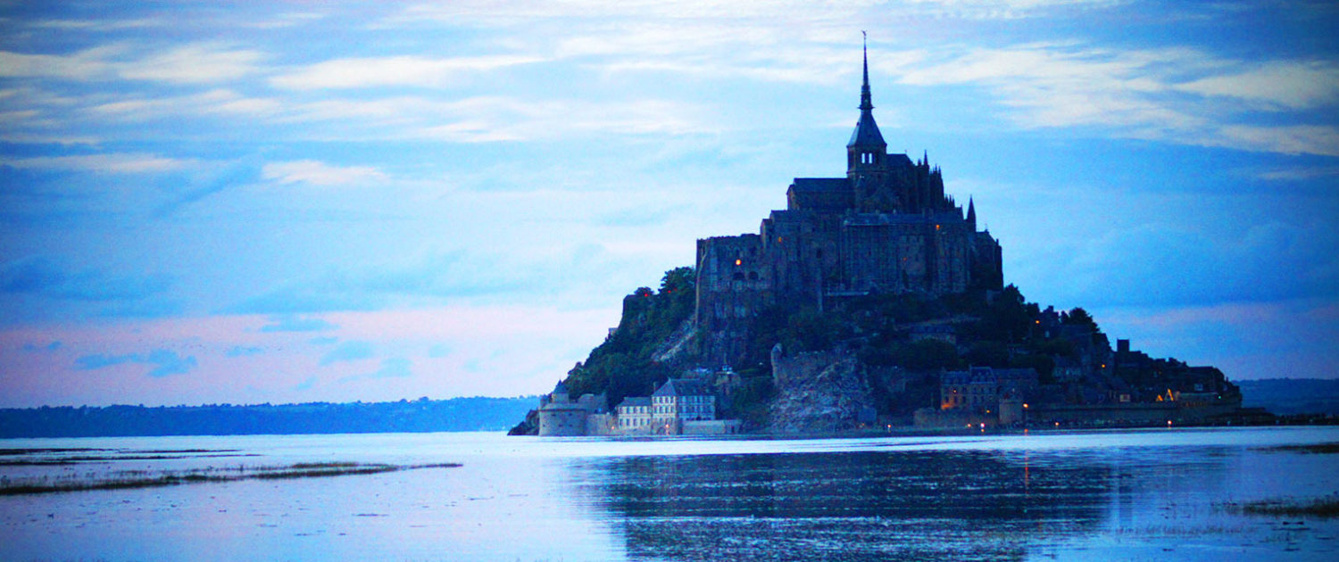 Le Mont-Saint-Michel à la nuit tombée