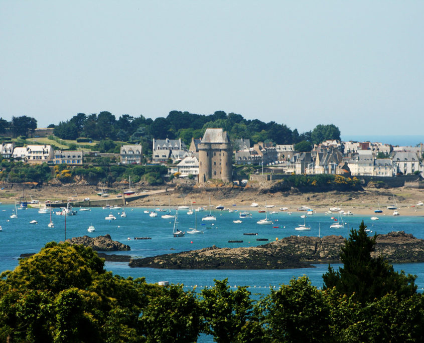 Vue sur Saint-Malo, la plage et la tour Solidor