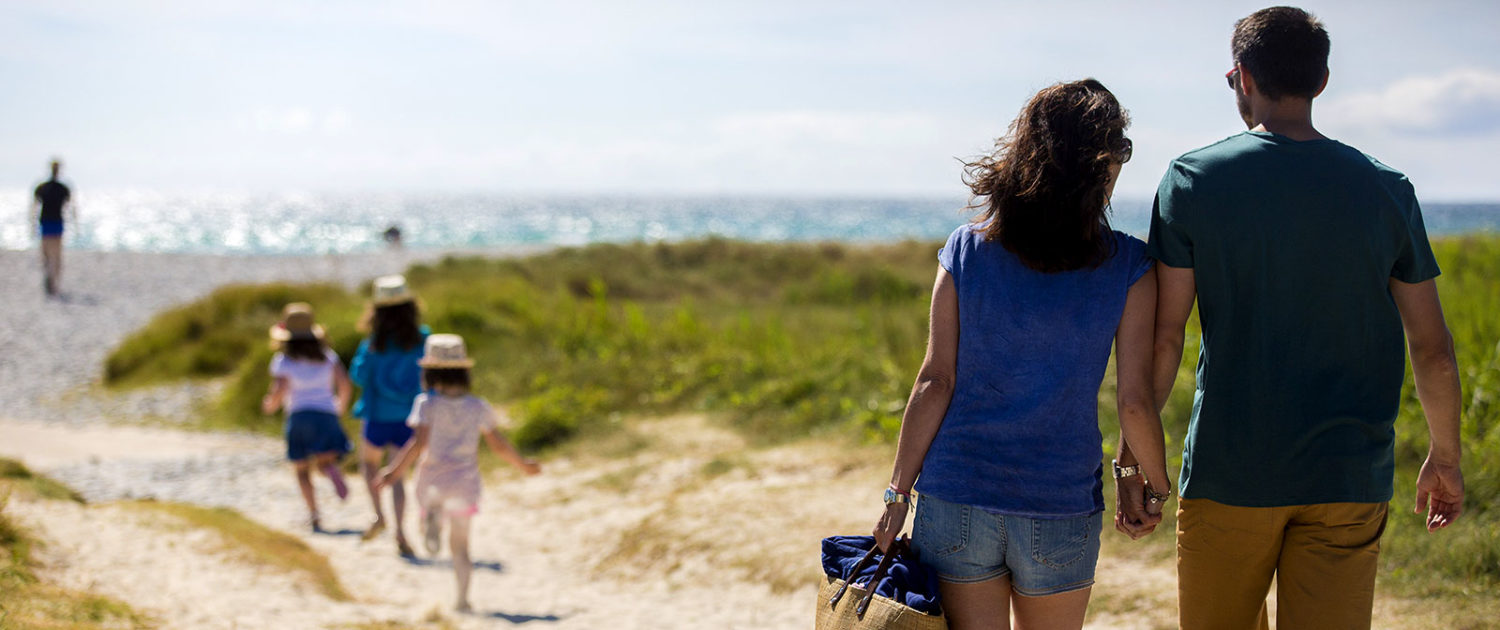 Balade sur la plage en famille