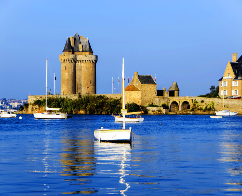 Vue sur les bateaux près de la Tour Solidor