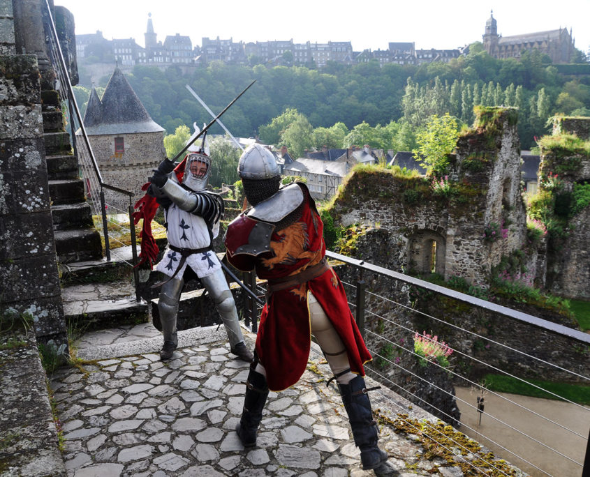 Reconstition d'un combat entre chevaliers au Château de Fougères