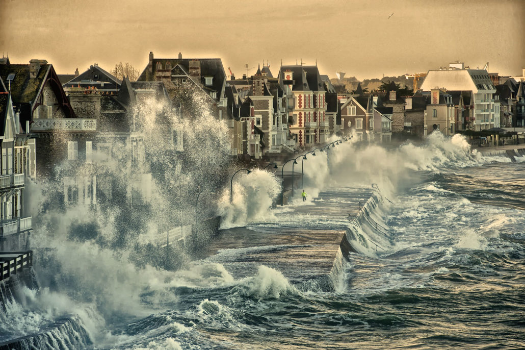 Les immenses vagues lors des grandes marées à Saint-Malo