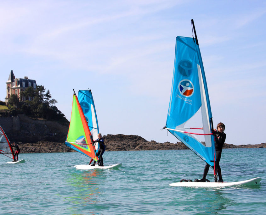 Initiation à la planche à voile pour les enfants