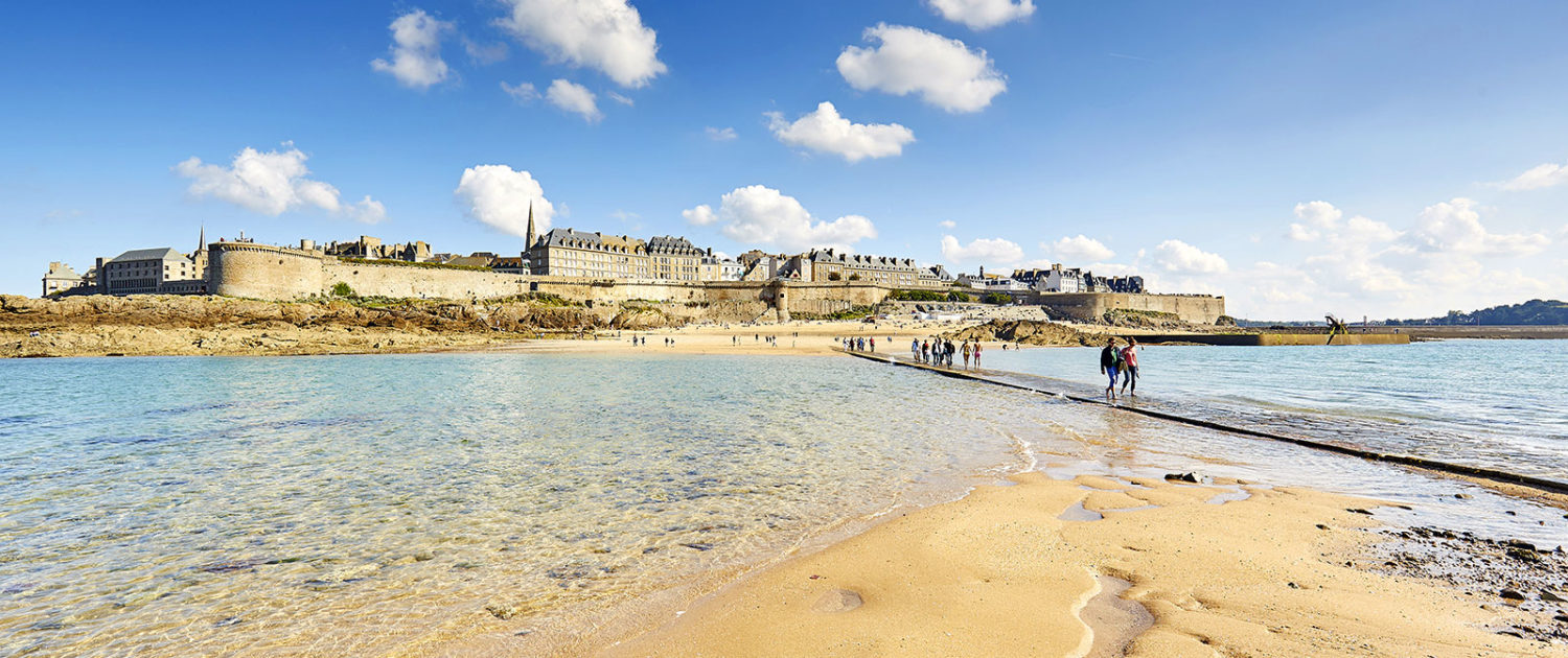 Traversée à marée basse vers le Grand Bé à Saint-Malo