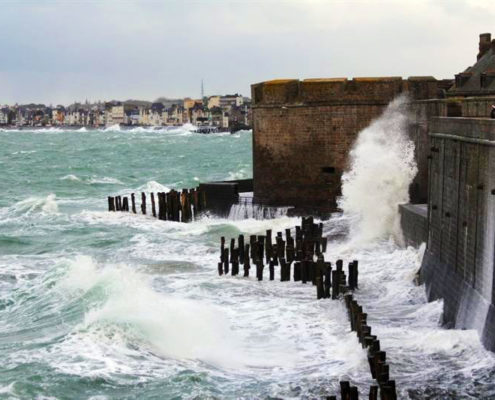 Vagues sur les remparts de Saint-Malo pendant les grandes marées