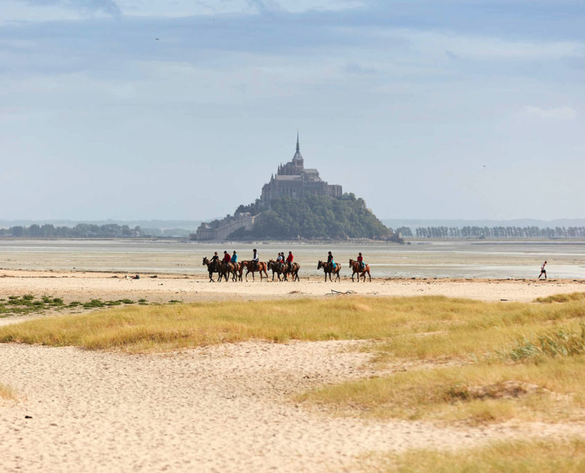 Balade à cheval sur la plage face au Mont-Saint-Michel