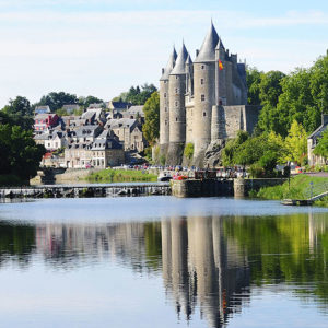 Le canal de Nantes à Brest, et vue sur le Château de Josselin