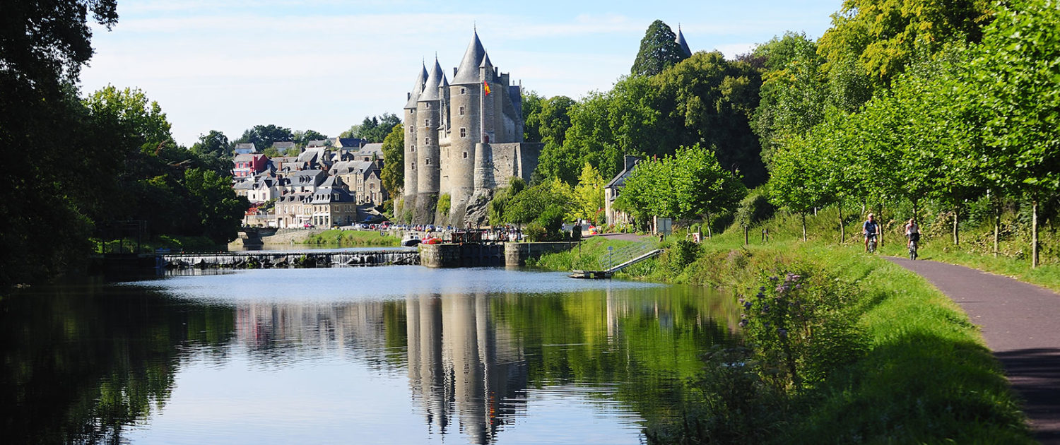 Balade à vélo sur le canal de Nantes à Brest, et vue sur le Château de Josselin