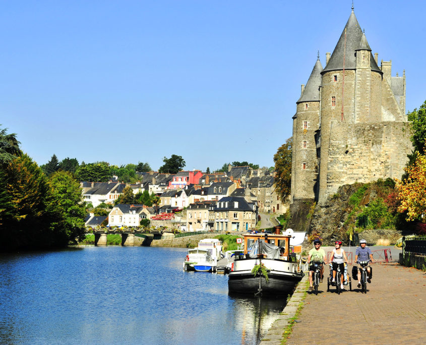 Balade à vélo sur le canal de Nantes à Brest face au Château de Josselin