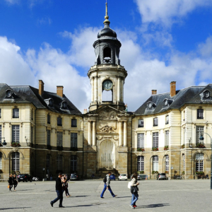 La place de l'hôtel de ville à Rennes