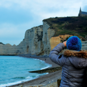 Vue sur les falaises d'Etretat depuis la plage