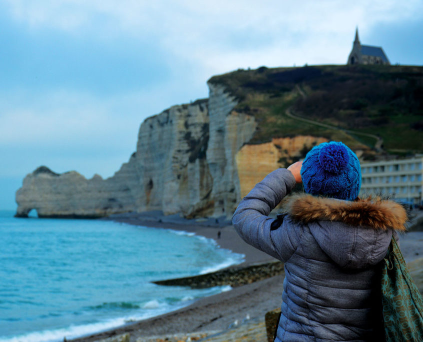 Vue sur les falaises d'Etretat depuis la plage