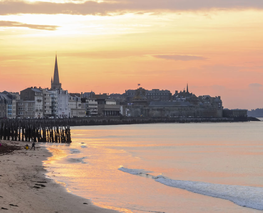 La plage du Sillon à Saint-Malo au coucher du soleil