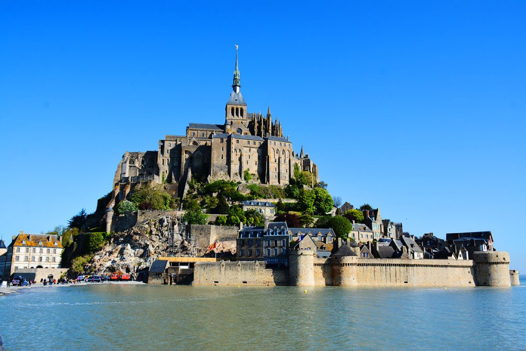 Le Mont-Saint-Michel entouré d'eau lors des grandes marées