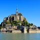 Le Mont-Saint-Michel entouré d'eau lors des grandes marées