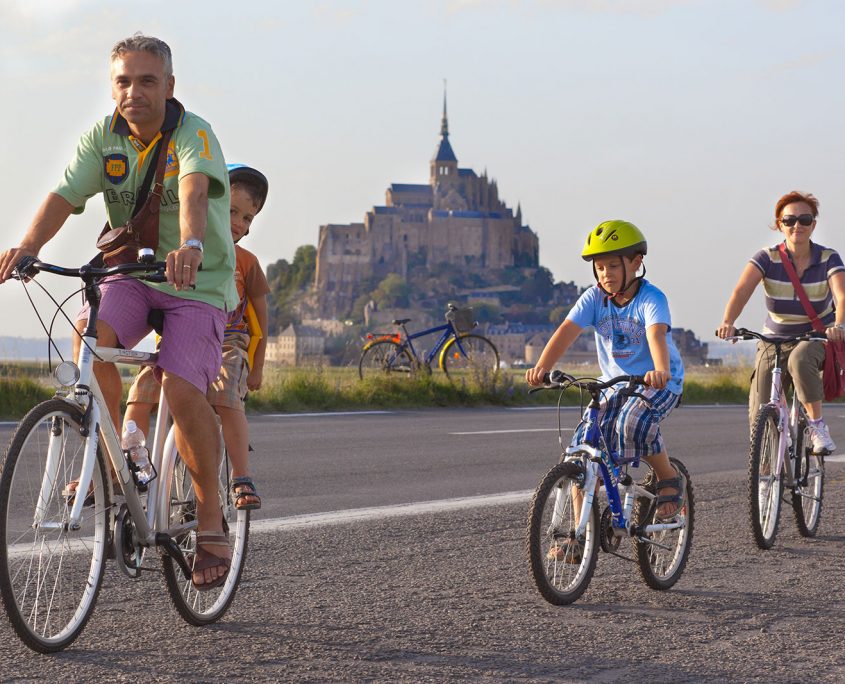 Balade à vélo au Mont-Saint-Michel en famille