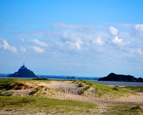 Vue sur le Mont-Saint-Michel et le Mont Tomblaine depuis le bec d'Andaine