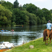 Randonnée équestre le long de la rivière