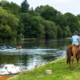 Randonnée équestre le long de la rivière