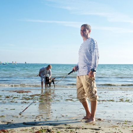 Personnes malvoyantes à la plage