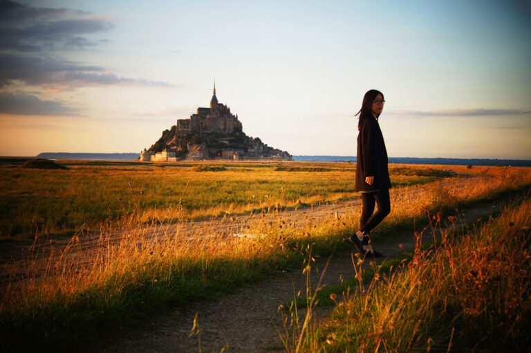 le mont saint michel en soiree